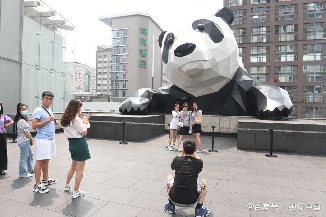 "熊猫爬墙"在春熙路哪里?